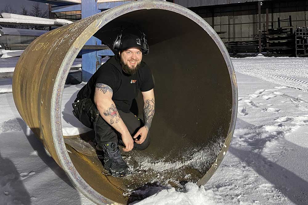 Man som står i stålrör