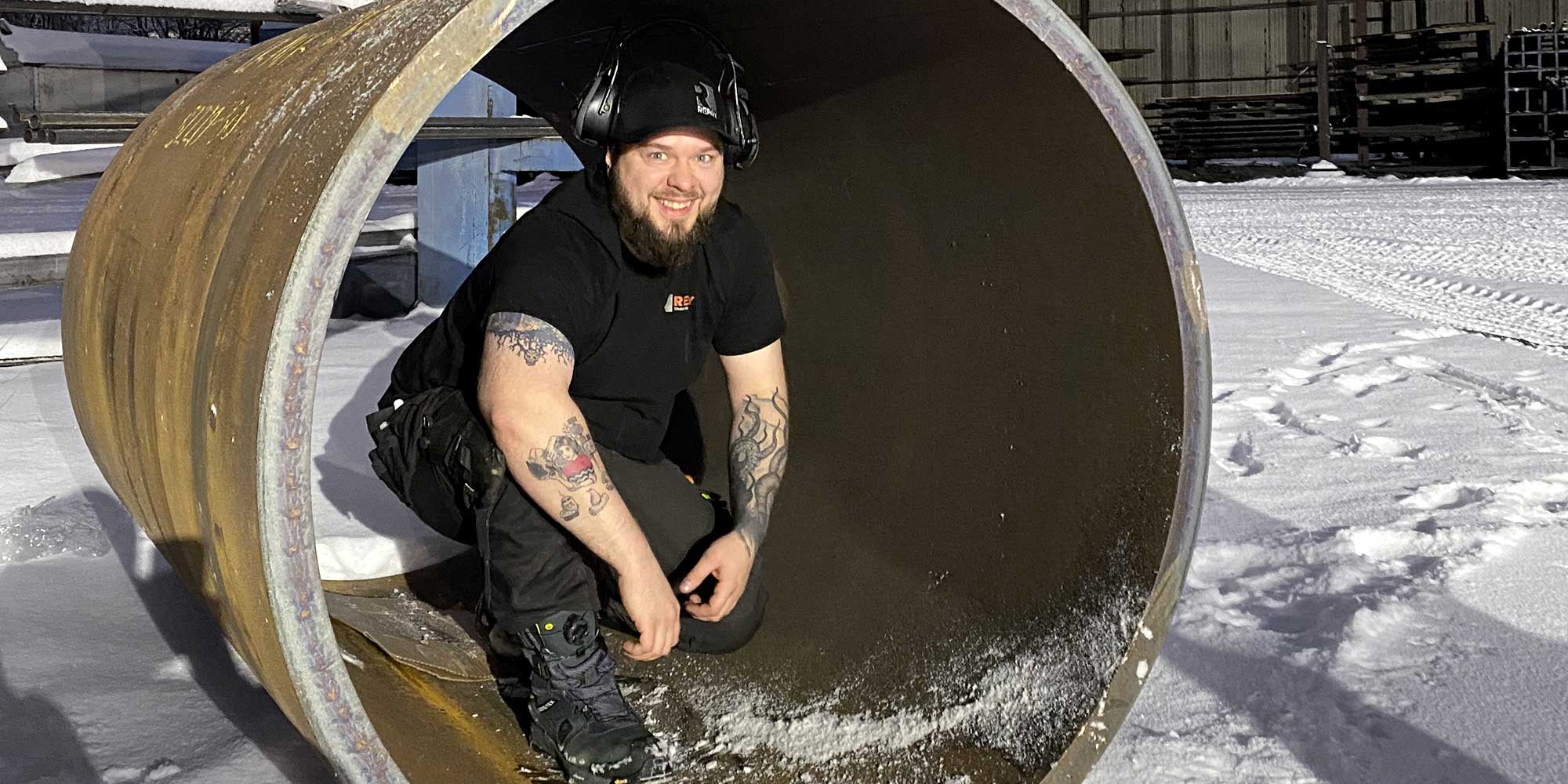 Man som står i stålrör