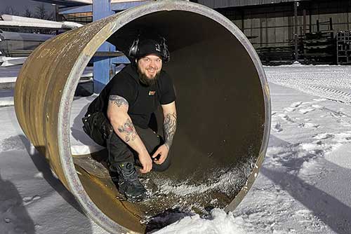 Man som står i stålrör