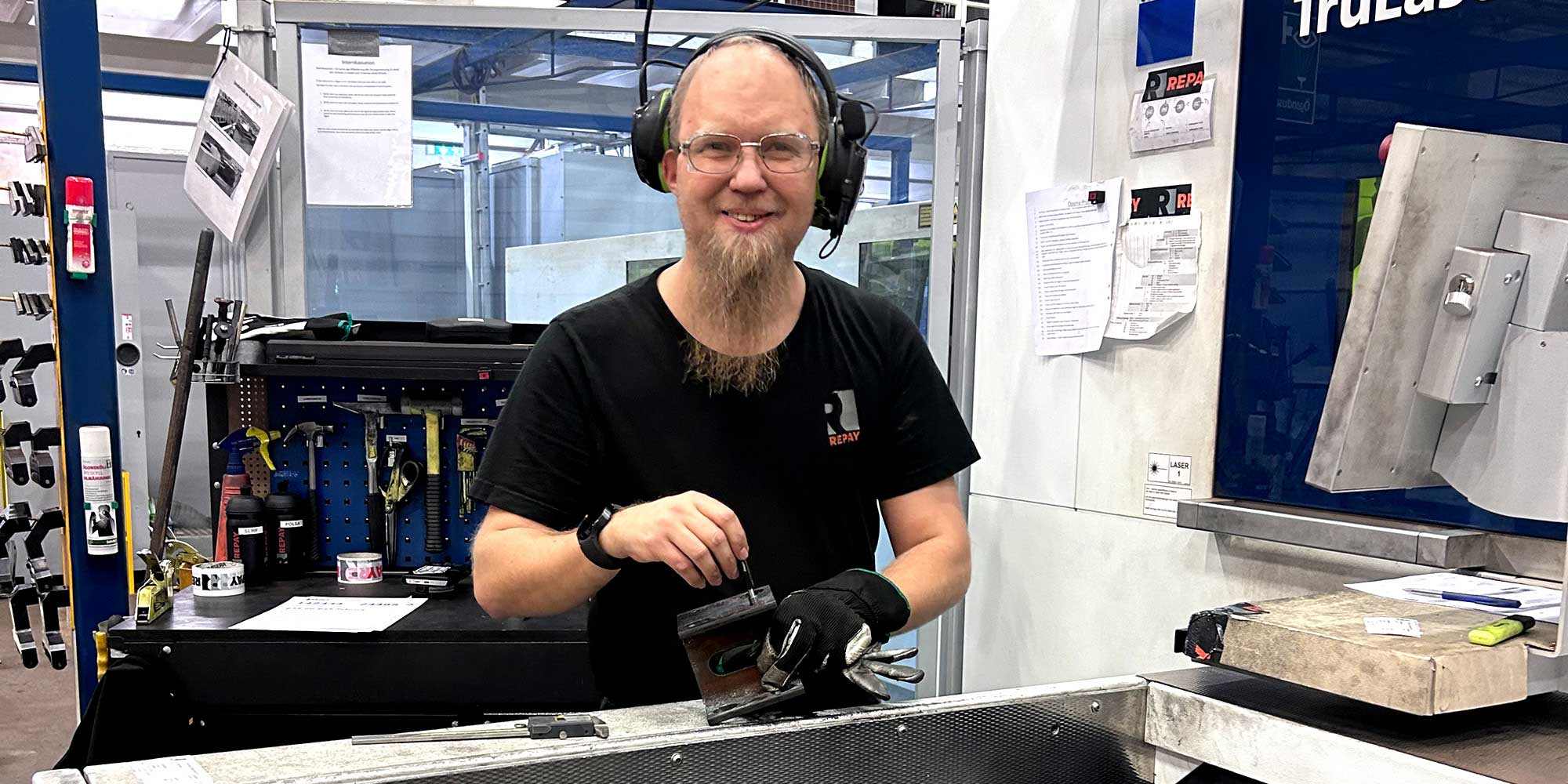 Man som skär H-balkar