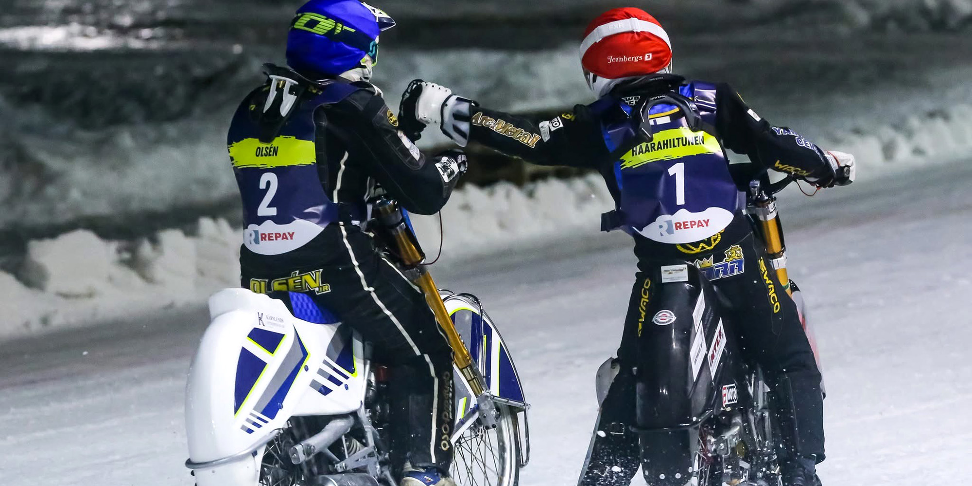 Två personer på mopeder