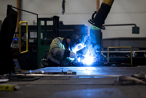 En person svetsar
