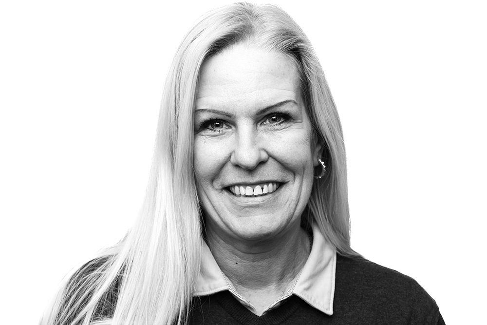 En kvinna som ler